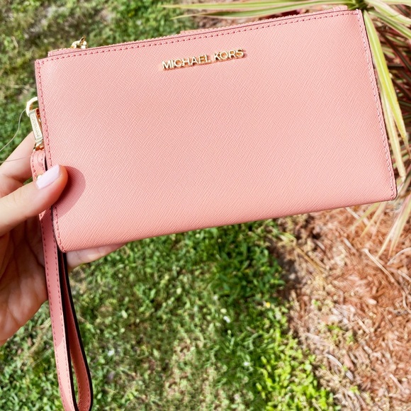 SALE‼️‼️ Michael Kors Phone Wristlet - Picture 3 of 8